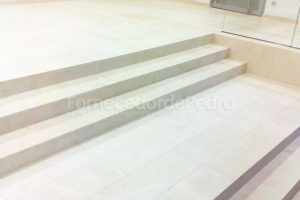 Escadarias em mármore Crema Marfil Escadarias em mármore Crema Marfil