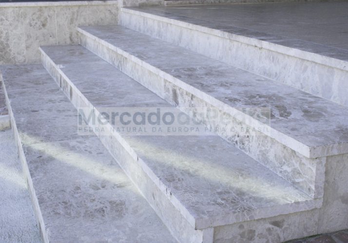 Escadas em pedra Brecha