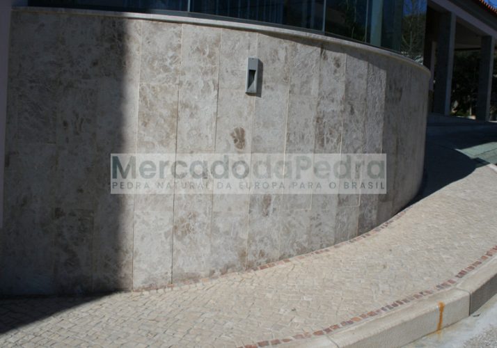 Revestimento em pedra Brecha