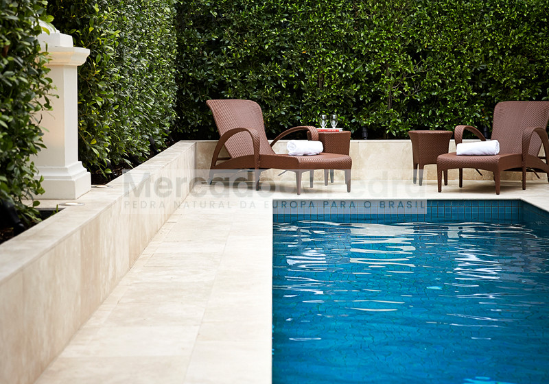 Decoração de exteriores em pedra travertino
