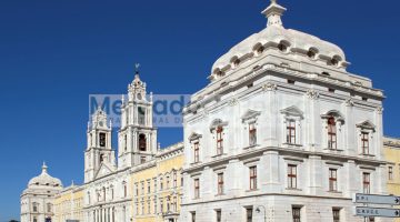 Fachada de edifício histórico em pedra Fachada de edifício histórico em pedra