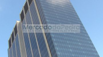 Fachada de prédio com pedra e vidro Fachada de prédio com pedra e vidro