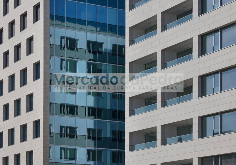 Fachada exterior com pedra Moca Creme