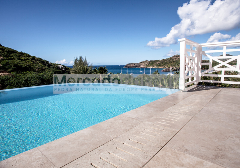 Pavimento exterior e bordas de piscina em travertino