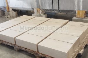 Produção de fachada em pedra beige Produção de fachada em pedra beige