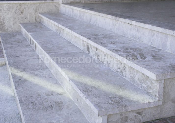 Escadas em pedra Brecha