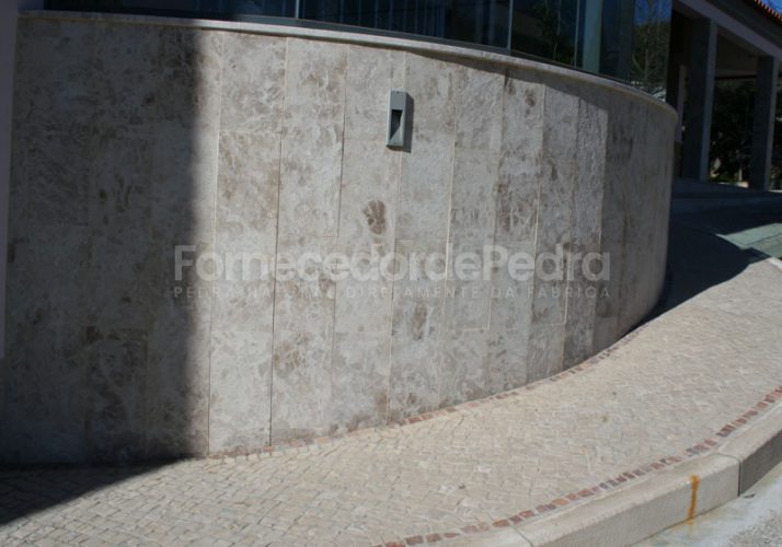 Revestimento em pedra Brecha