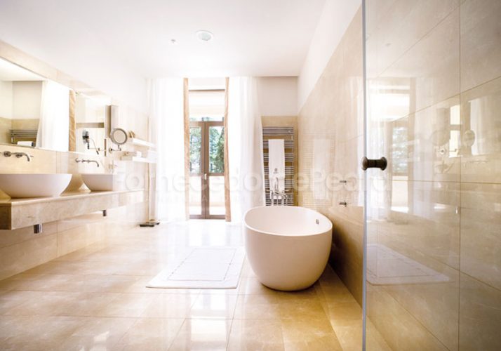 Aplicação de WC em mármore Crema Marfil