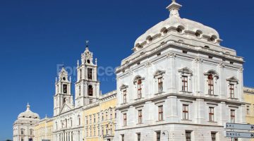 Fachada de edifício histórico em pedra Fachada de edifício histórico em pedra