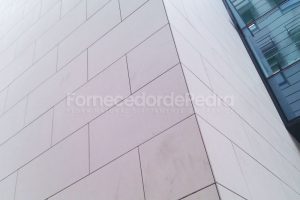 Fachada exterior em pedra calcária beige Fachada exterior em pedra calcária beige
