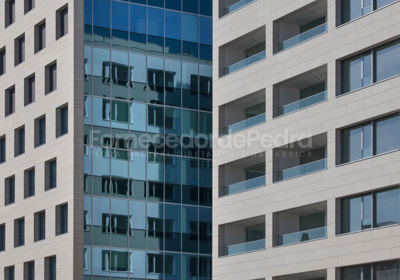 Fachada exterior com pedra Moca Creme
