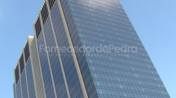 Fachada de prédio com pedra e vidro Fachada de prédio com pedra e vidro