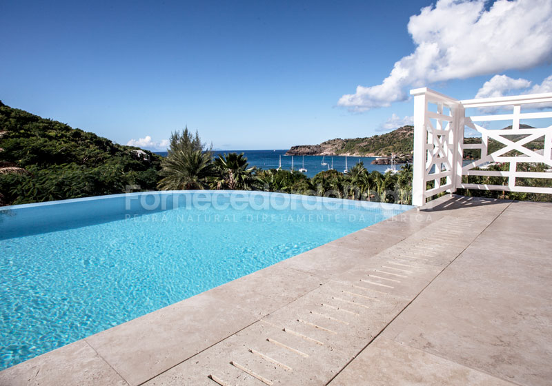 Pavimento exterior e bordas de piscina em travertino