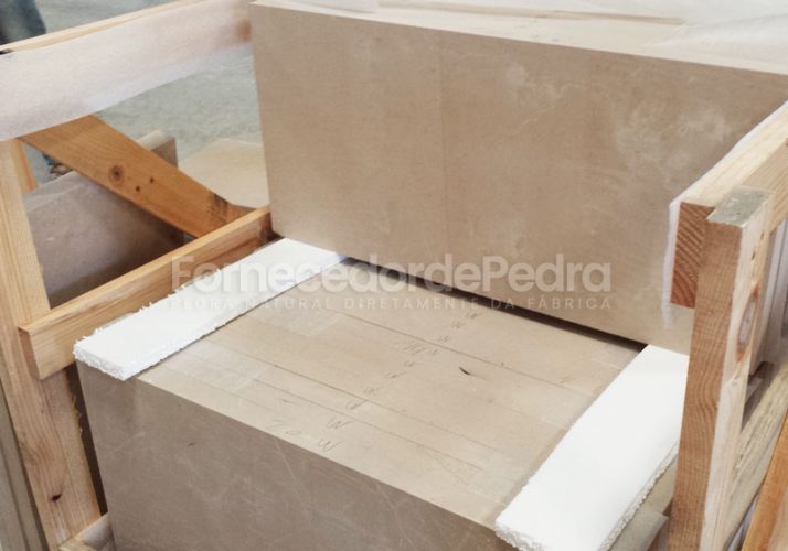Produção de fachada em pedra Rosal